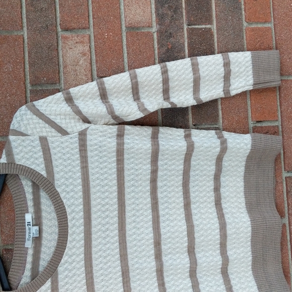 Forever 21 Sweater Size SP - Picture 3 of 9